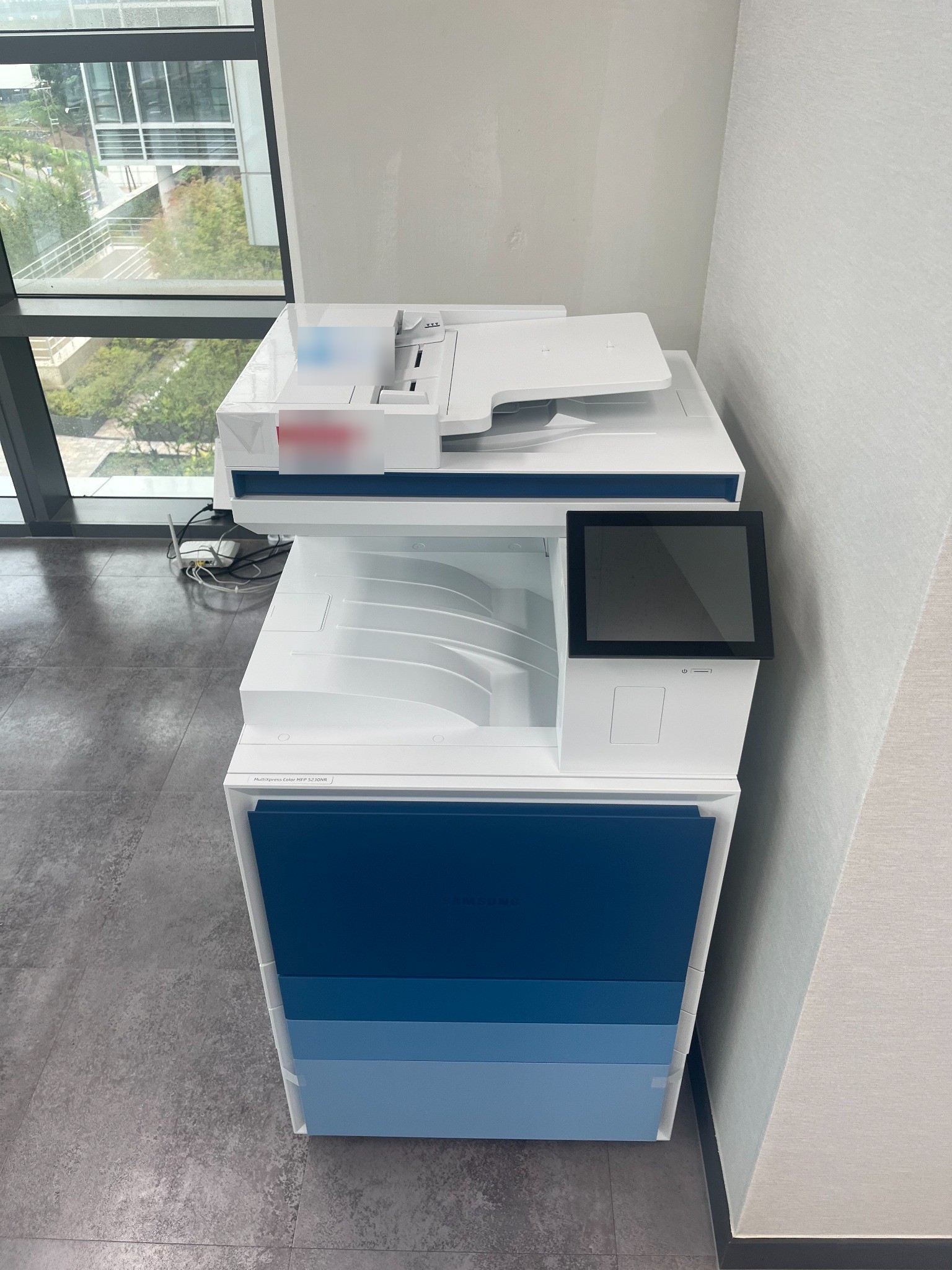 삼성 SL-X5230NR A3 컬러 복합기의 외관과 용지함, 문서 공급부 모습